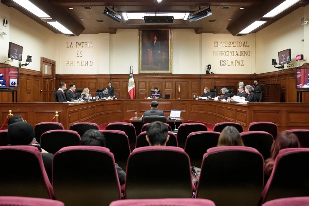 La Suprema Corte de Justicia de la Nación (SCJN) avaló que la Unidad de Inteligencia Financiera (UIF) pueda congelar cuentas bancarias sin orden judicial previa, siempre que existan indicios de lavado de dinero o financiamiento al terrorismo, al considerar que se trata de una medida administrativa y preventiva, no penal . Desde el Ejecutivo, la decisión se defiende como una herramienta clave para combatir al crimen organizado. La presidenta Claudia Sheinbaum ha señalado que seguir la ruta del dinero permite debilitar estructuras delictivas. En la misma línea, el titular de la UIF, Omar Reyes Colmenares, afirmó que ninguna persona o empresa con actividades lícitas debe preocuparse, ya que el bloqueo no implica culpabilidad, sino prevención basada en análisis financieros. El fallo también elimina restricciones previas, permitiendo a la UIF actuar con base en información nacional, sin depender de solicitudes extranjeras, lo que amplía su margen operativo . Sin embargo, la resolución ha generado inquietudes. Legisladores y especialistas advierten que la ausencia de control judicial previo podría afectar principios como la presunción de inocencia y la seguridad jurídica. Durante la discusión, incluso dentro de la Corte se planteó que, en los hechos, el congelamiento puede tener efectos similares a una sanción penal. Aunque existen mecanismos de defensa —como la audiencia ante la UIF y el juicio de amparo— estos operan después del bloqueo, lo que puede generar impactos inmediatos en personas o empresas. Así, la decisión refleja un dilema de fondo: fortalecer la capacidad del Estado para combatir delitos financieros sin debilitar las garantías individuales. Su legitimidad dependerá de cómo se aplique en la práctica.