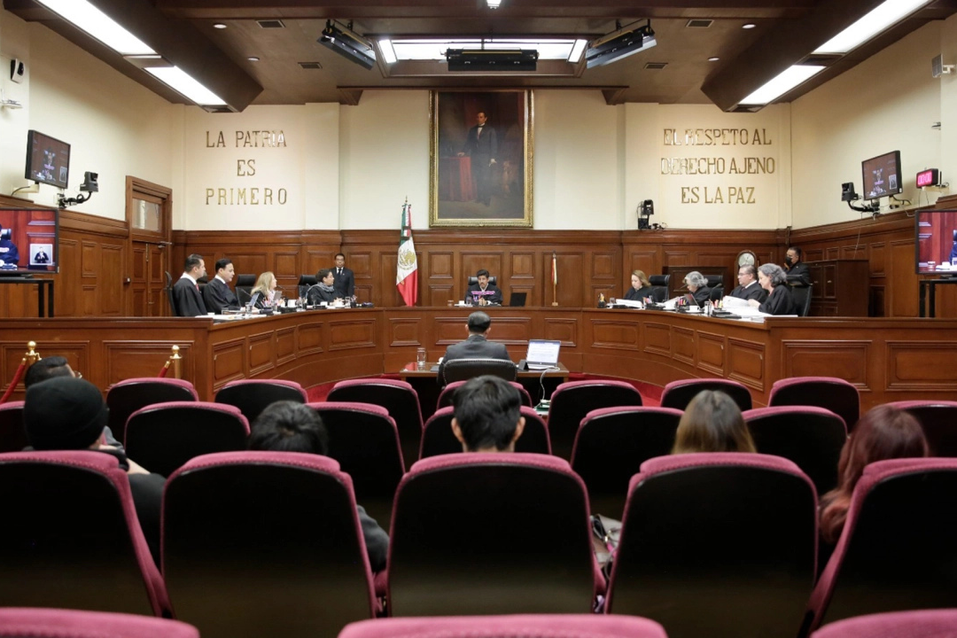 La Suprema Corte de Justicia de la Nación (SCJN) avaló que la Unidad de Inteligencia Financiera (UIF) pueda congelar cuentas bancarias sin orden judicial previa, siempre que existan indicios de lavado de dinero o financiamiento al terrorismo, al considerar que se trata de una medida administrativa y preventiva, no penal . Desde el Ejecutivo, la decisión se defiende como una herramienta clave para combatir al crimen organizado. La presidenta Claudia Sheinbaum ha señalado que seguir la ruta del dinero permite debilitar estructuras delictivas. En la misma línea, el titular de la UIF, Omar Reyes Colmenares, afirmó que ninguna persona o empresa con actividades lícitas debe preocuparse, ya que el bloqueo no implica culpabilidad, sino prevención basada en análisis financieros. El fallo también elimina restricciones previas, permitiendo a la UIF actuar con base en información nacional, sin depender de solicitudes extranjeras, lo que amplía su margen operativo . Sin embargo, la resolución ha generado inquietudes. Legisladores y especialistas advierten que la ausencia de control judicial previo podría afectar principios como la presunción de inocencia y la seguridad jurídica. Durante la discusión, incluso dentro de la Corte se planteó que, en los hechos, el congelamiento puede tener efectos similares a una sanción penal. Aunque existen mecanismos de defensa —como la audiencia ante la UIF y el juicio de amparo— estos operan después del bloqueo, lo que puede generar impactos inmediatos en personas o empresas. Así, la decisión refleja un dilema de fondo: fortalecer la capacidad del Estado para combatir delitos financieros sin debilitar las garantías individuales. Su legitimidad dependerá de cómo se aplique en la práctica.